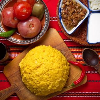 мамалыга с брынзой и шкварками
