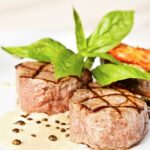 Медальйони з телятини з овочами гриль в лимонному маринаді