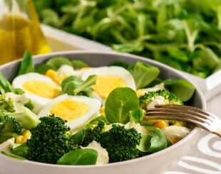 рецепт салата из брокколи с яйцами, рецепт приготовления салата из брокколи с яйцами, как приготовить салат из брокколи с яйцами, состав салата из брокколи с яйцами, как приготовить салат из брокколи с яйцами