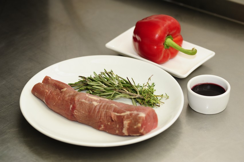 Продукти для приготування шашлику з телятини з червоним болгарським перцем