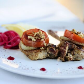 рецепт пошагово свинины на косточке с помидорами и орехами
