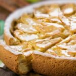Шарлотка с яблоками в мультиварке