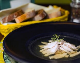 Курячий бульйон з омлетом і куркою рецепт
