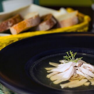 Курячий бульйон з омлетом і куркою рецепт