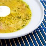 Домашний куриный бульон, лапша и рулетики в беконе