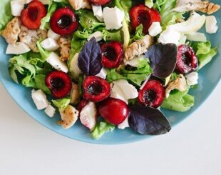 як приготувати салат з черешнею, полуницею і куркою