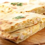 Закрытый пирог с сыром и луком-порей