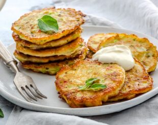 оладьи из кабачков с сыром, оладьи из кабачков с сыром рецепт, оладьи из кабачков с сыром рецепт с фото, рецепт оладий из кабачков с сыром, как приготовить оладьи из кабачков с сыром