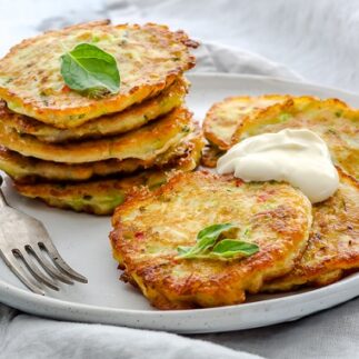 оладьи из кабачков с сыром, оладьи из кабачков с сыром рецепт, оладьи из кабачков с сыром рецепт с фото, рецепт оладий из кабачков с сыром, как приготовить оладьи из кабачков с сыром