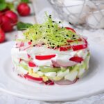 Простой салат из редиски, огурцов, сметаны и яиц