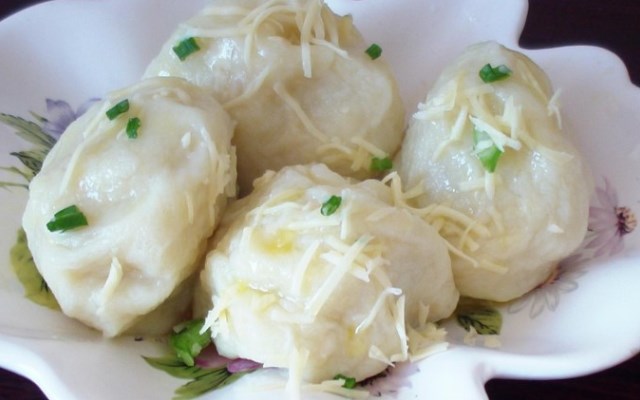 kartofelnie-knedliki-s-sirom
