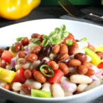 Теплий салат з квасолею та мисливськими ковбасками