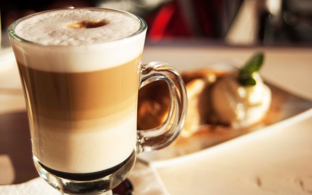 italjanskij-molochno-kofejnyj-koktejl-latte