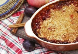 Крамбл з яблуками і сливами
