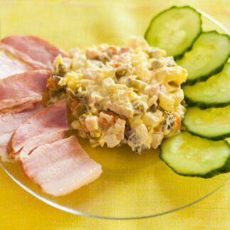 оливье с мясом и свежими огурцами