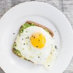 Тосты с яйцом и авокадо: рецепт вкусного завтрака