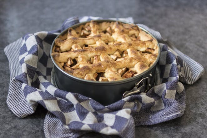 Шарлотка с яблоками