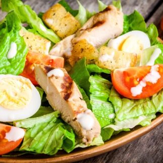 что приготовить из мяса, салат из мяса, рецепт приготовления салатов из мяса, рецепты салатов из мяса, салат цезарь с курицей и сухариками, салат из говядины с грибами, теплый салат с индейкой и инжиром, легкий салат с телятиной, оливье с языком и яйцом-пашот