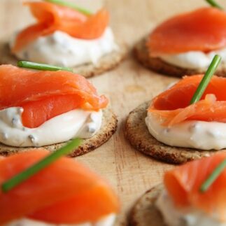рецепты простых закусок, простые закуски, как приготовить простые закуски, простой рецепт закуски, сосиски в тесте, сыр панированный в сухарях, лаваш с сыром, куриные крылышки в пивном кляре, горячие бутерброды с помидорами и сыром