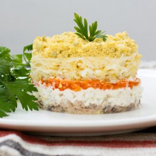 рецепт салата мимоза с рисом и шпротами, рецепт приготовления салата мимоза с рисом и шпротами, как приготовить салат мимоза с рисом и шпротами, состав салата мимоза с рисом и шпротами, как приготовить салат мимоза с рисом и шпротами