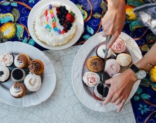 в чем разница между кексами маффинами и капкейками, разница между кексами маффинами и капкейками, кексы, маффины, капкейки, рецепт кексов, рецепт маффинов с брокколи, рецепт маффинов, рецепт банановых маффинов, рецепт капкейков, капкейки, капкейки в домашних условиях