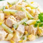 Олів’є з копченою ковбасою і кукурудзою: рецепт на Новий рік 2024