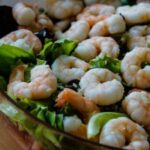 Салат з креветками і авокадо