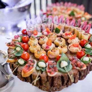 простые закуски на новый год 2019, какие закуски приготовить на новый год 2019, рецепты простых закусок на новый год 2019, рецепты закусок, рецепт приготовления простых закусок, простые закуски, канапе с ананасом курицей и апельсинами, закуска из лаваша с крабовыми палочками, тарталетки с сыром и зеленью, рогалики фаршированные брынзой и сыром, белые грибы с копченым сыром