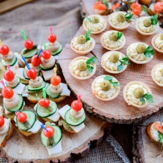 рецепты холодных закусок на новый год 2019, новогодние холодные закуски, холодные закуски на новый год, рецепты закусок на новый год, помидоры черри с креветками, сырные шарики с авокадо, тарталетки с красной рыбой и сыром, закуска елочные шары, рулетики из лаваша с крабовыми палочками