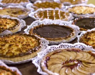 выпечка на старый новый год, что приготовить на старый новый год, рецепты выпечки на старый новый год, отрывной пирог с яблоками, кекс с изюмом на сметане, львовский сырник, печенье с изюмом