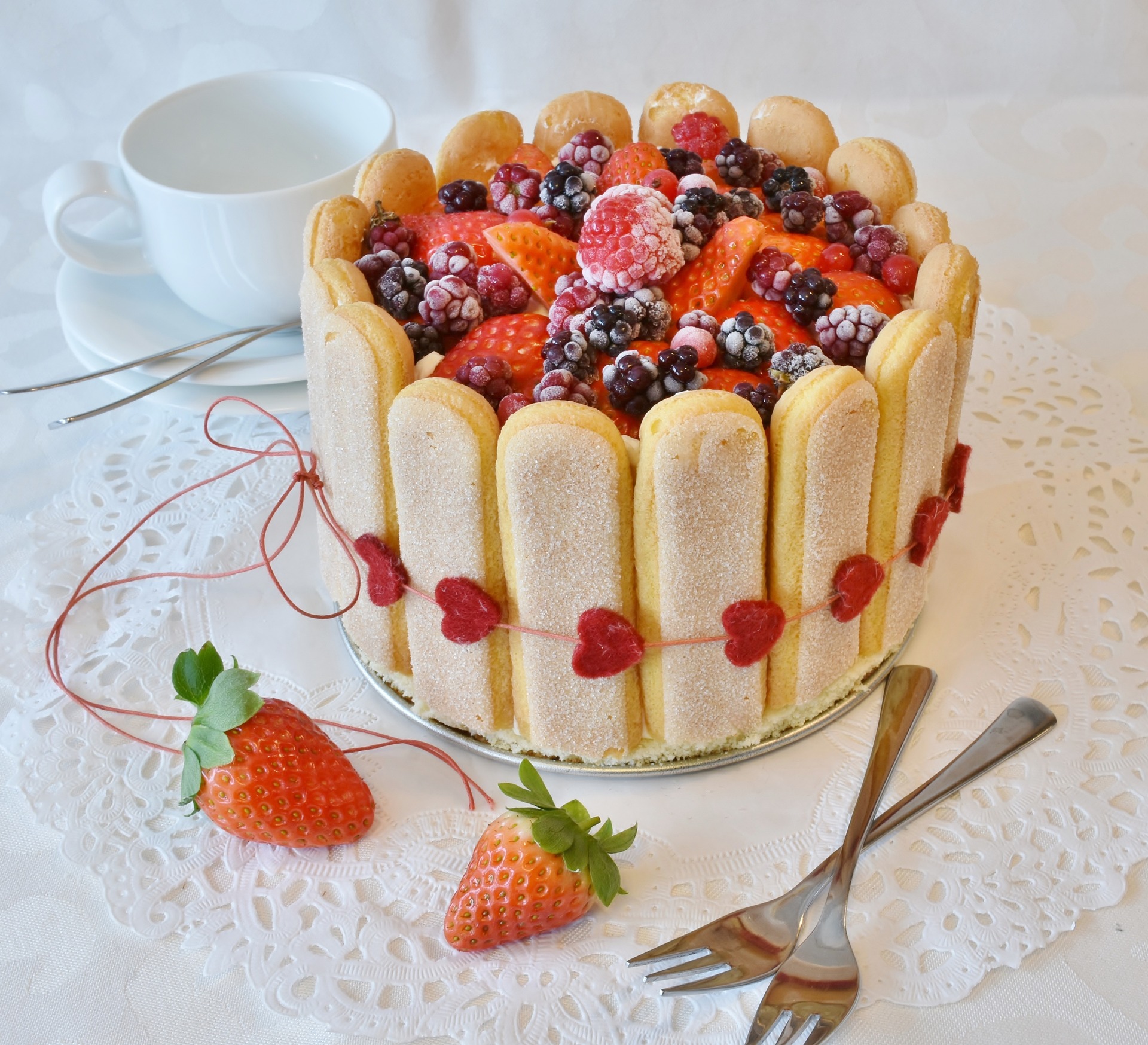 шарлотка с клубникой