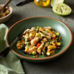 Салат с маринованными мидиями и кукурузой