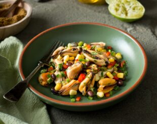 Салат з мідіями і кукурудзою