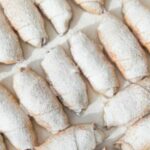 Пісочні рогалики з вишнями