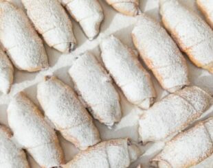 Пісочні рогалики з вишнями