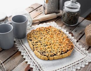 Тертий пиріг зі смородиною