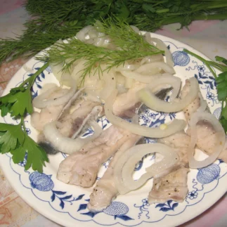 Маринований оселедець: рецепт з цибулею і оцтом
