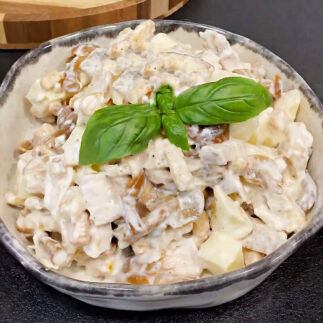 Салат з куркою, грибами і сухариками