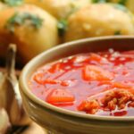 Борщ з пампушками по-українськи