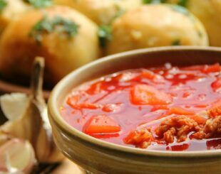 Борщ з пампушками по-українськи