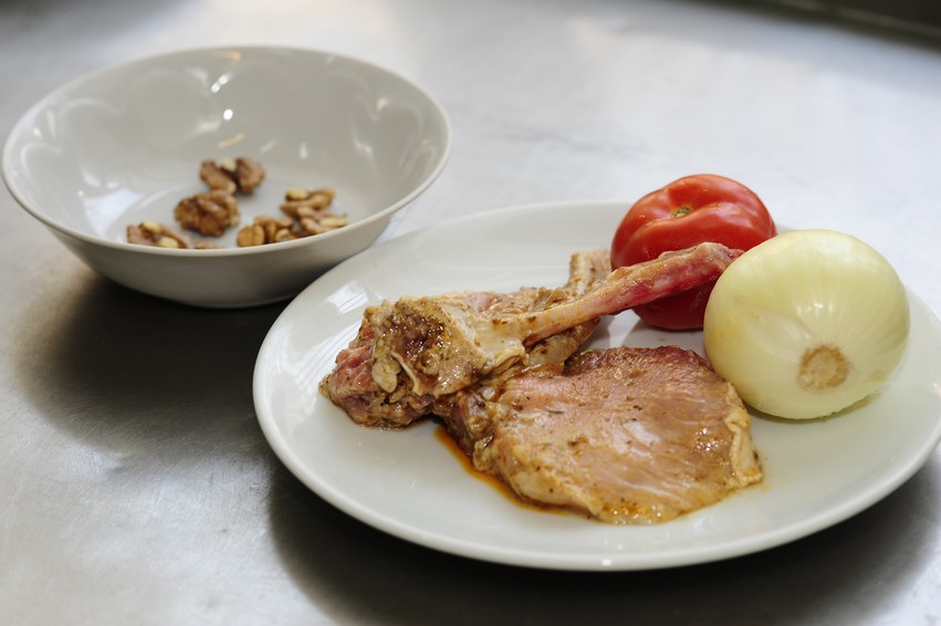 рецепт пошагово свинины на косточке с помидорами и орехами