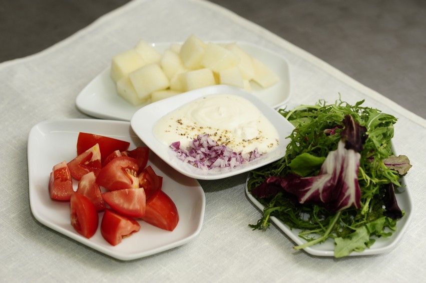 Продукты, которые нужны для приготовления салата из томатов и дыни под домашней заправкой