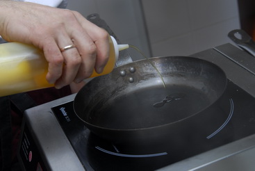 как приготовить салат цезарь без мяса шаг 7