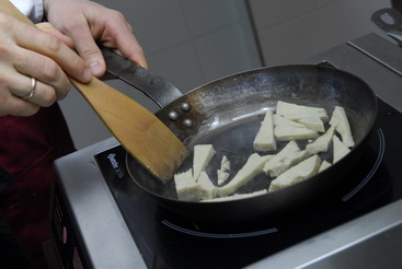 как приготовить салат цезарь без мяса шаг 8